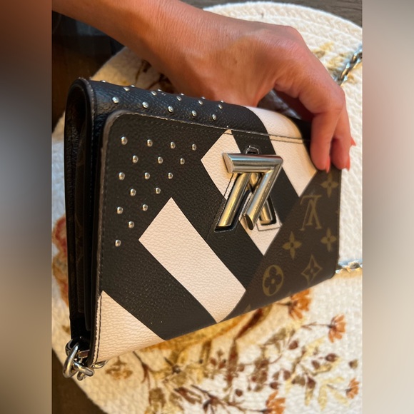 LOUIS VUITTON Portefeuille Twist Chain - Picture 14 of 16